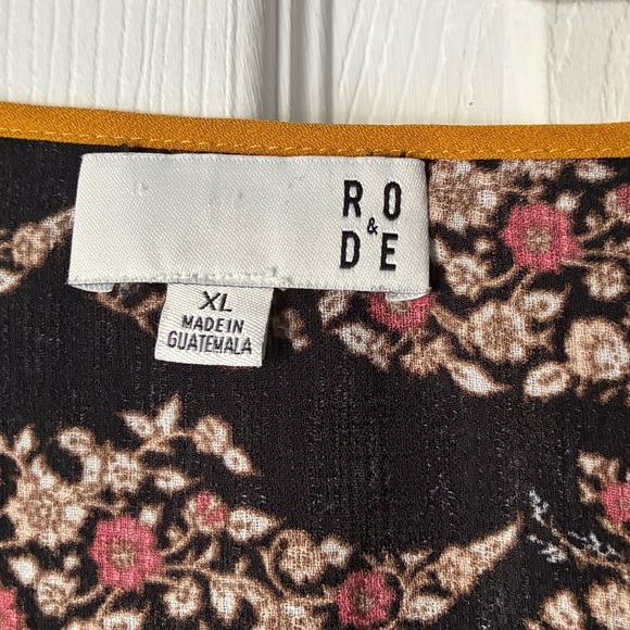Ro & De Black and Pink Floral Blouse size XL - Picture 2 of 3